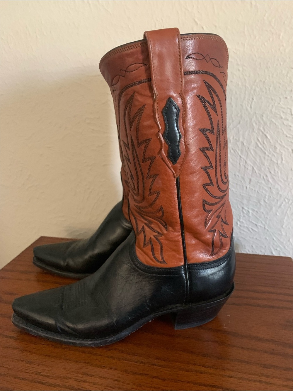 Gorgeous Women’s Lucchese Two Tone Cowgirl Boots ( 7B )